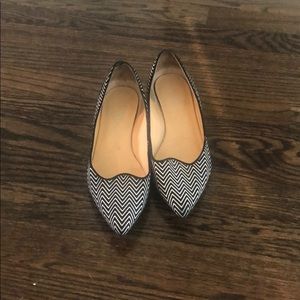 Women’s black and white flat